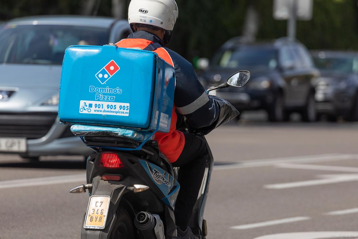 点外卖袋子里惊现活老鼠 (外卖里惊现整只死老鼠)