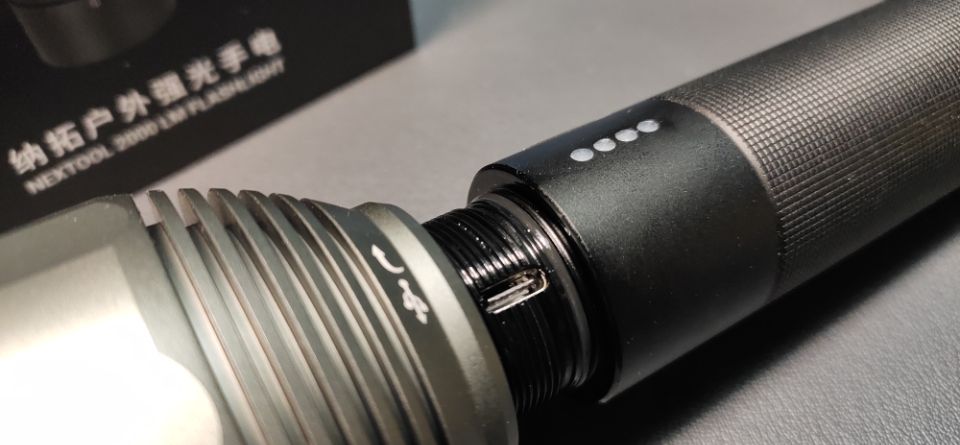 手持版探照灯，大能量长续航徒步户外可靠无忧