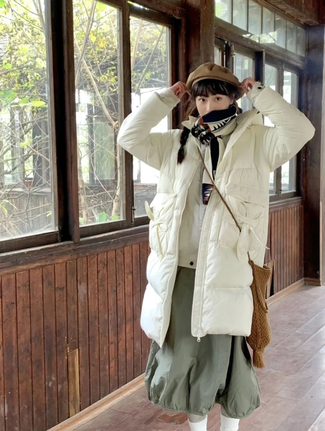 羽绒服卫衣裙搭配,今年流行穿搭羽绒服加什么靴子