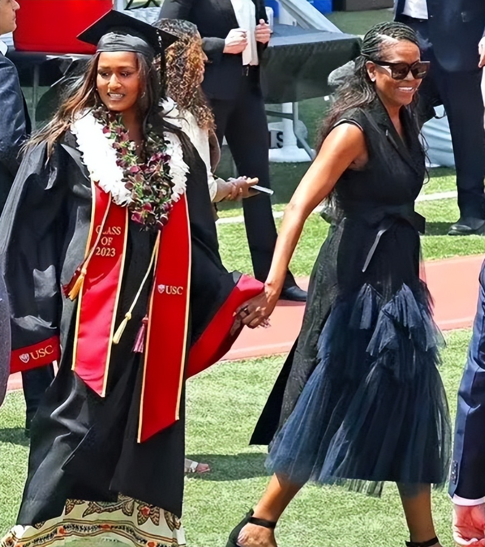 为什么那么多人捧张艺谋,张艺谋为什么这么红火