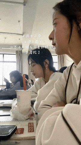 妹子，你的背的包很别致啊，旁边兄弟盯得眼都直了，哈哈哈哈哈哈