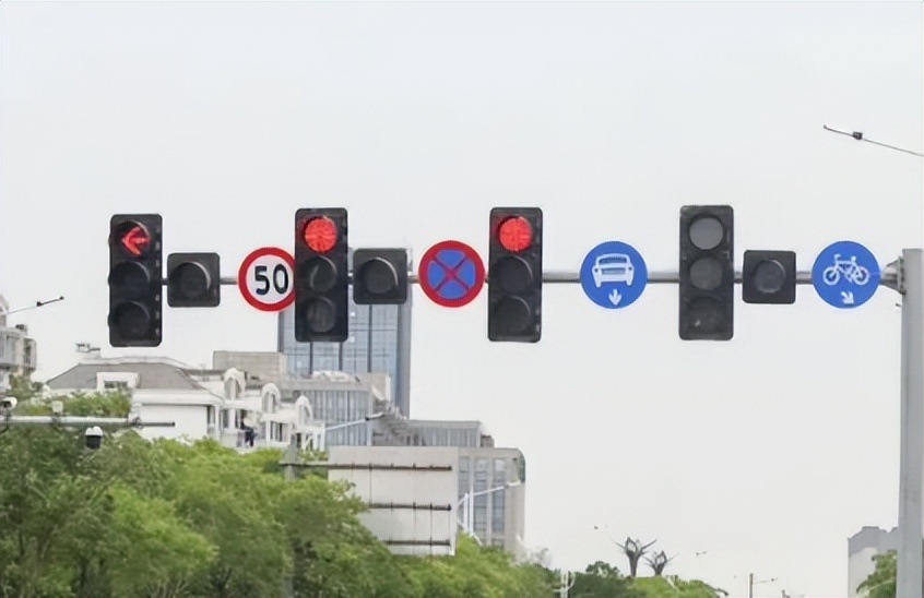 右转箭头绿灯为什么不亮红灯就亮,右转箭头灯不亮可以走吗