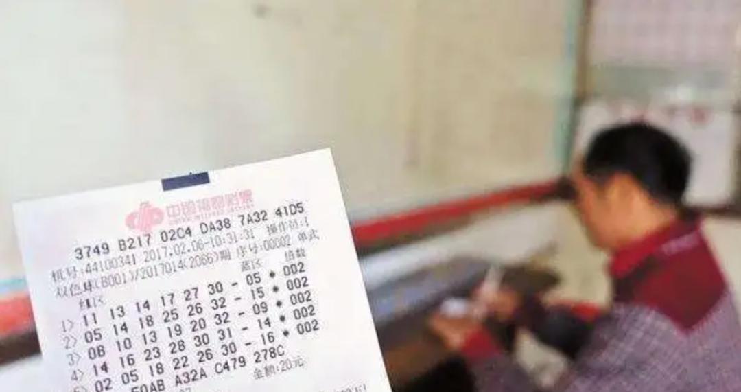 【法治热点早知道】男子托人代买彩票，开奖后才支付购票款，彩票中奖48万元，奖金该归谁？法院这样认定！