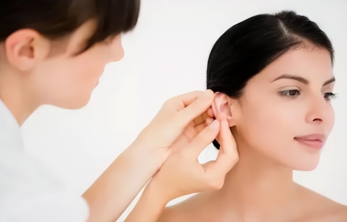 耳朵里面发痒怎么回事怎么去治疗,耳朵里面有黄色分泌物有臭味发痒