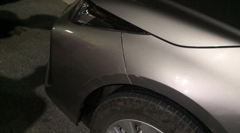 男子帮抢回手机刮到汽车被赔2000,车剐蹭全责对方修车5000元