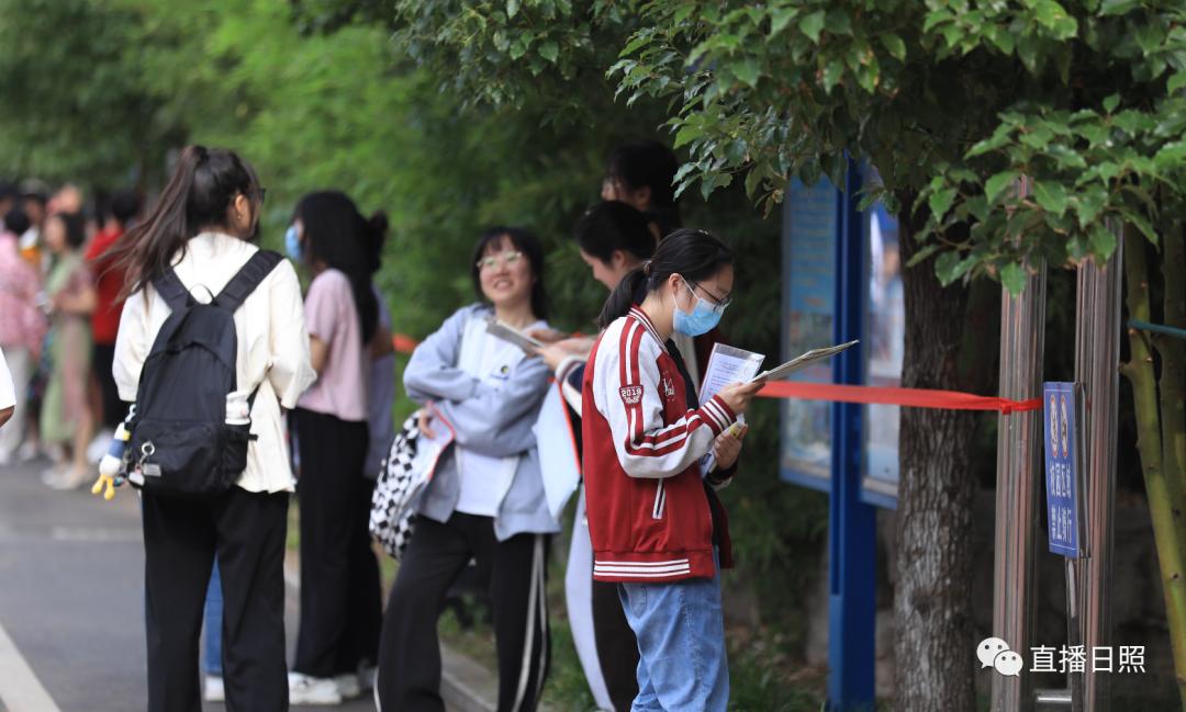直击2023高考现场暖人瞬间,直击2023高考场外实拍视频
