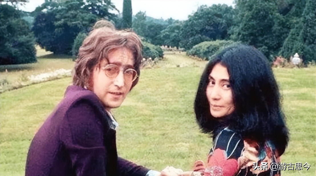 艺术家拿剪刀剪衣服视频,女艺术家把剪刀交给观众的视频