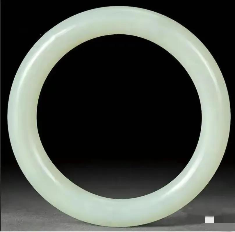 北京一女士花27000元买下的玉镯抠下标签后，没想到只值几百元了