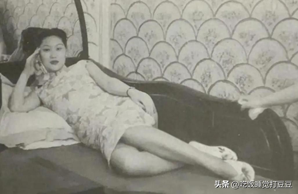 30张罕见晚清照:女子躺炕上欲仙欲死,骑跨在男子头上的洋人女子
