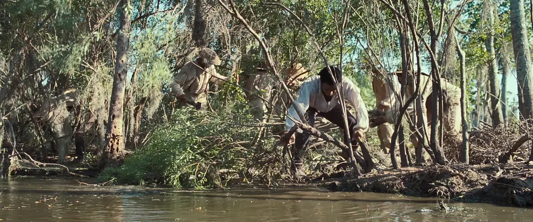 刻印在身体的*行暴**，《为奴十二载》营造一个历史与现实交织的空间