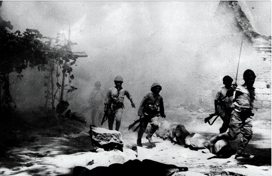 高清老照片：旗人格格大腿岔开豪放洗衣，地主三妻四妾不输女明星