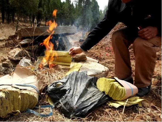 上坟不过未时是什么意思,今年清明牢记三人不上坟