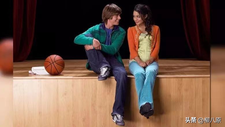 美国影片《歌舞青春》以青春为主线表达了什么？