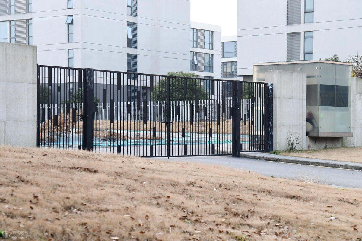 大哥你玩足球，你玩它有啥用啊？刘强东又来蹭玩足球了？