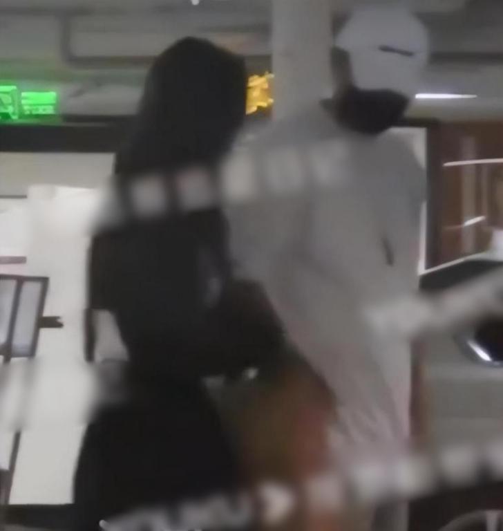 黄子韬徐艺洋出门开什么车,黄子韬带徐艺洋出席活动