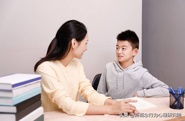父母如何帮助孩子走出焦虑,父母如何帮助心理焦虑的孩子