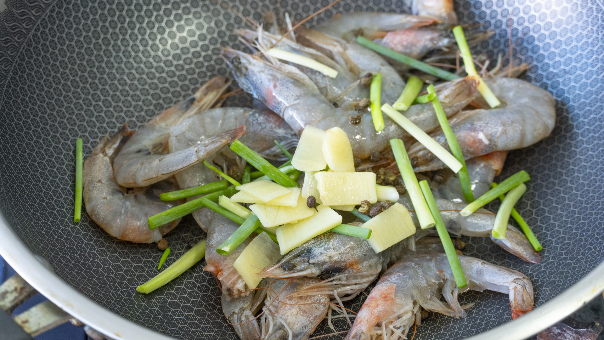 白灼虾的正确做法不用水,白灼虾正确做法不用水煮