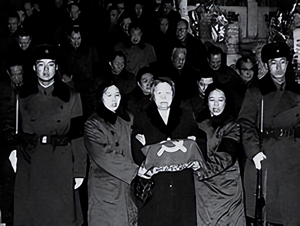 76年周总理去世，*剑英叶**拒绝致悼词：除毛主席论资历只有一人合适