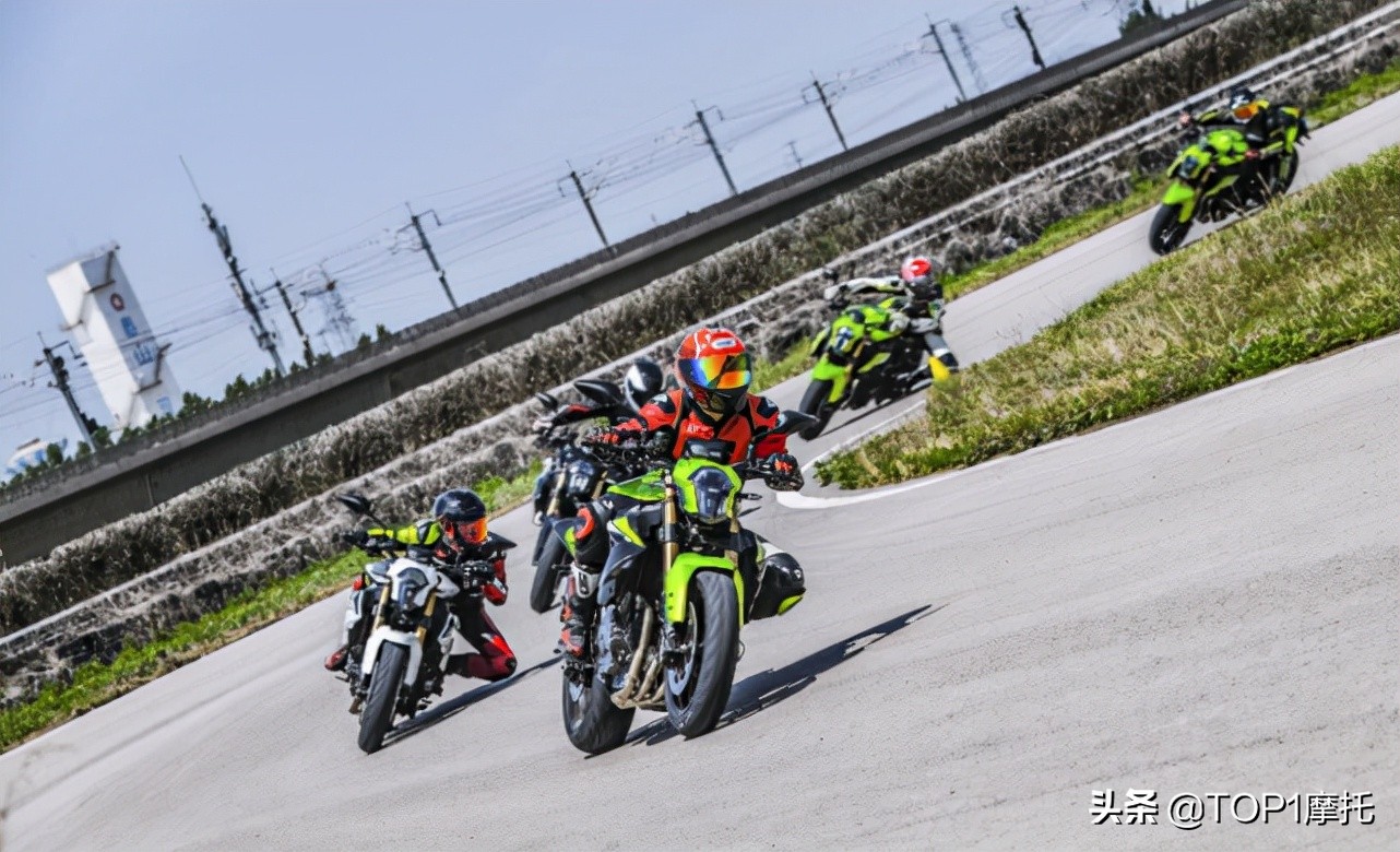 十年了一个能打的都没有？贝纳利黄龙600新款实拍+竞争力解析