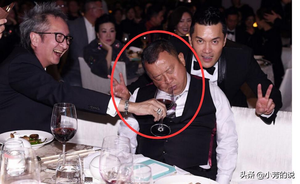 和女儿曾宝仪视频习惯性脱衣服，上厕所一丝不挂戒指都要摘掉