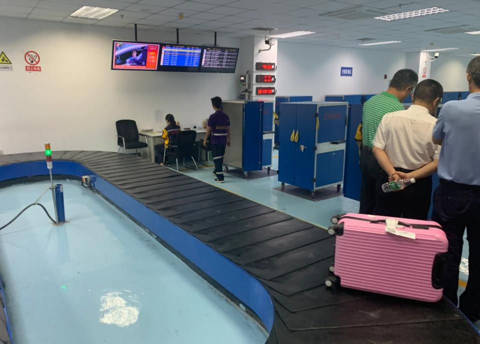 你的行李箱是怎样飞上天的？从柜台到飞机，你的行李箱经历了什么