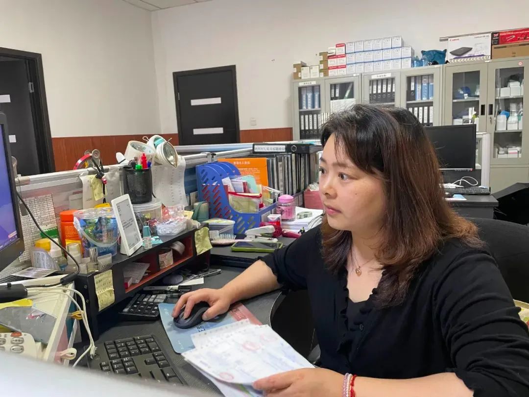 女子转光同事银行卡里的钱,女子银行卡被转走10多万