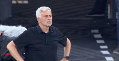 致敬穆帅！施压裁判+单挑对手+2次冷静手势，每1秒都在战斗