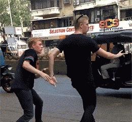 女孩去纹身结果喜欢上了纹身师,陪老婆去纹身