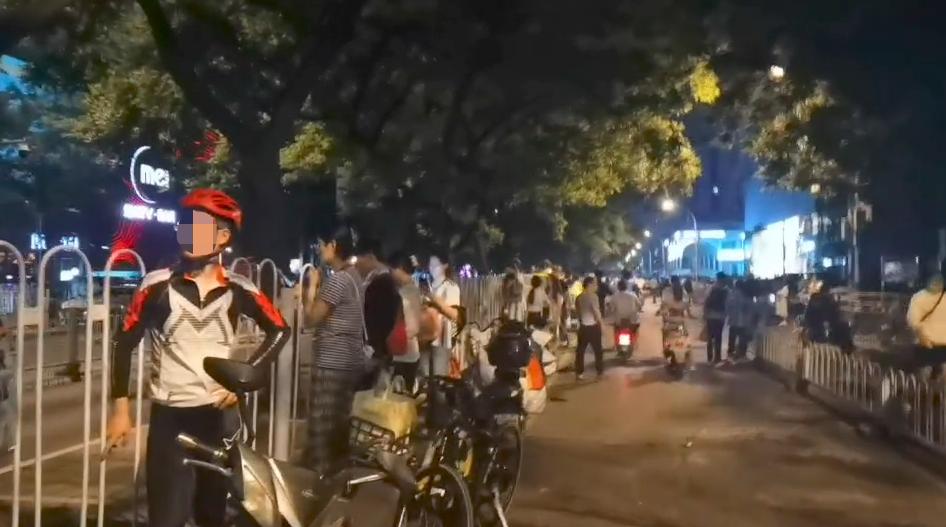 梅西进球球迷疯狂瞬间,梅西梅开二度现场球迷反应