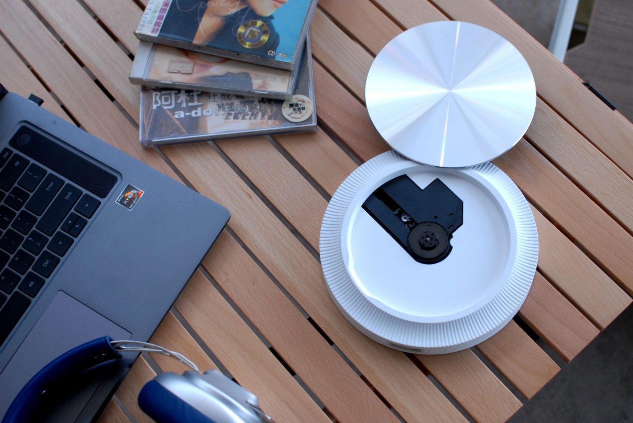 带着露营车出去露营,带着音响去露营