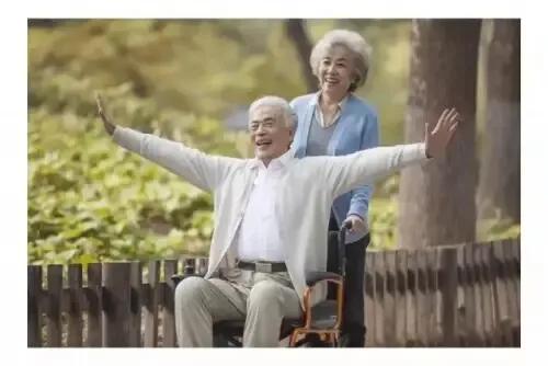 朋友圈里一组图片诠释了“老来伴”：年少夫妻情深，年老相伴绵长