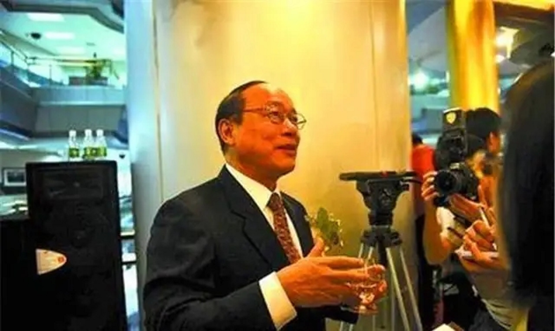 广东梅州大黑马：20岁考上人大，官至副部级，创办A股，身价240亿