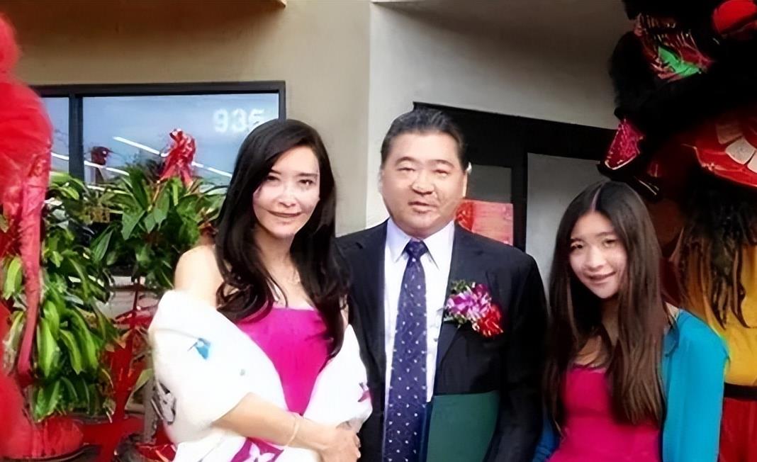 “性感女神”一脱成名，全裸出镜混成影后，玩够了嫁豪门生活幸福