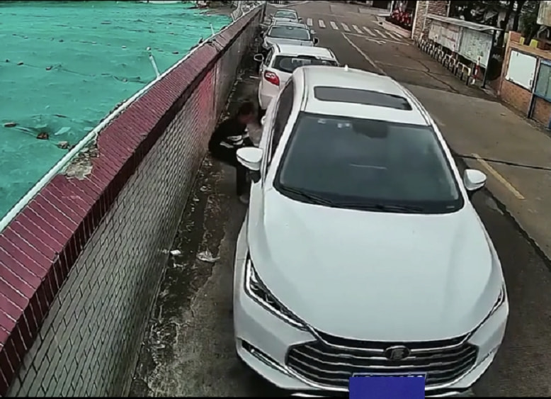 人工“拖车”，男子强行用蛮力停车，网友：停个车不至于这样吧