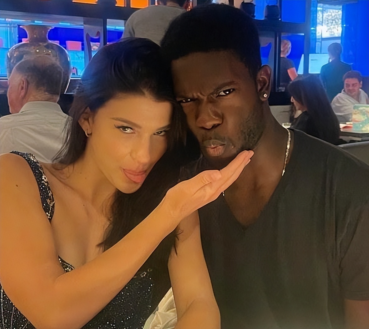 比尔盖茨20岁的掌上明珠，送黑人男友8.6亿豪宅，胸衣外穿走红毯