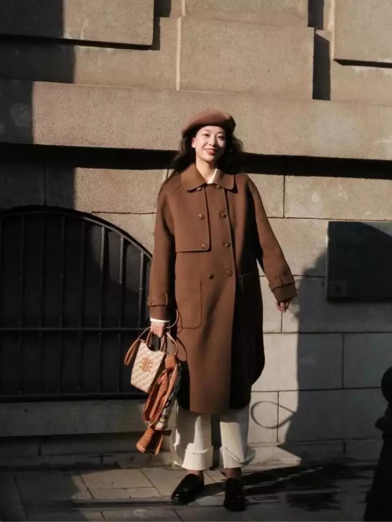 棕色呢子大衣里面配什么颜色打底,摩卡棕色牛角扣大衣怎么搭配裤子