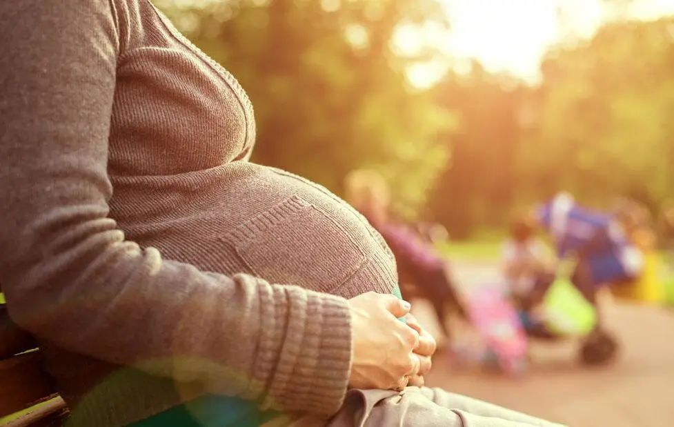 孕妈怀胎8个月，肚皮突然产生巨痒，婆婆一个做法救了她和孩子