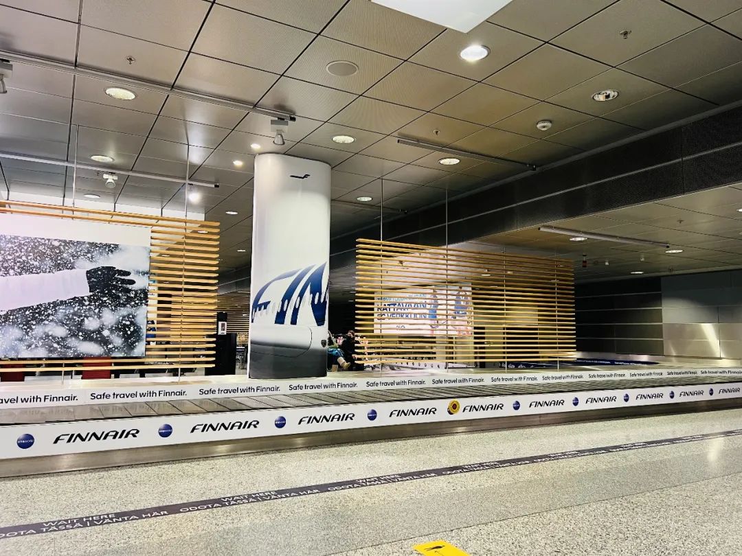 去芬兰看极光，见圣诞老人，路上却丢失行李，差点被锁地牢