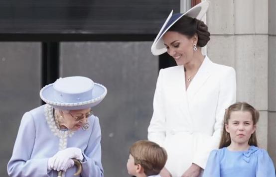 隔辈亲萌娃把面给爷爷,隔辈亲宝宝调皮