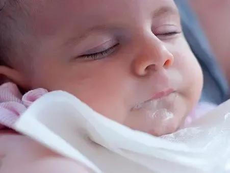 母乳转奶粉宝宝吐奶很严重怎么办,一个月宝宝母乳换奶粉吐奶严重