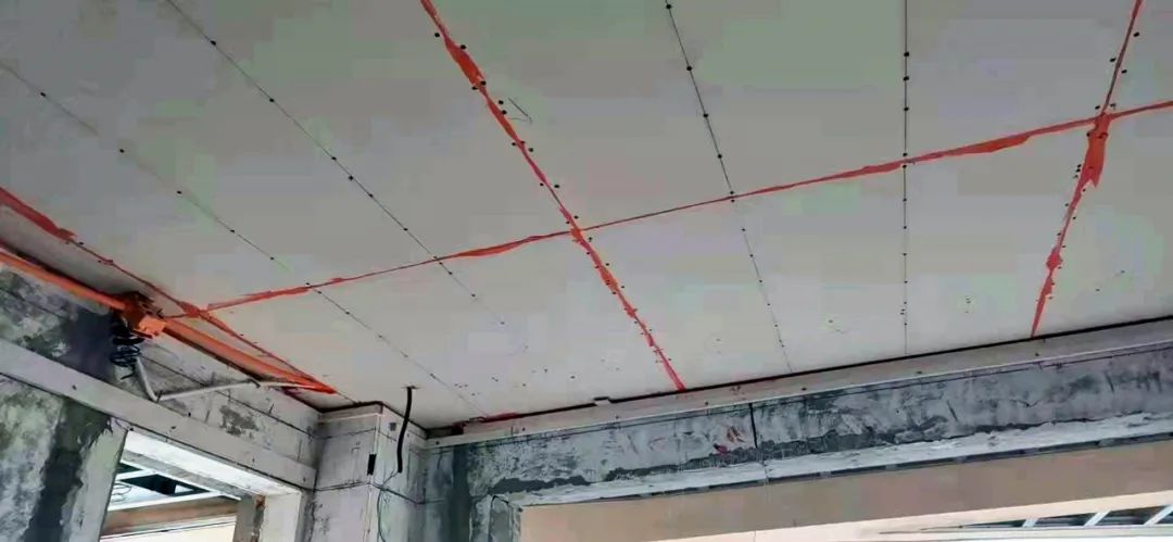 楼上卫生间太吵楼下如何做隔音,楼上太吵想给屋顶做隔音真实案例