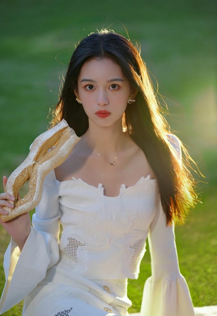 周也代言兰蔻品牌拍摄草坪写真“绝美”