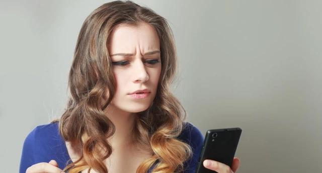 为什么看手机会频繁点头,总是看手机哭有什么危害