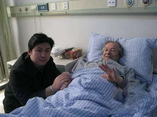 中国小伙报恩把瑞士房东接来养老,中国小伙为报恩接瑞士老人回国