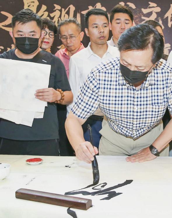 唐国强书法水平,唐国强毛体书法片段