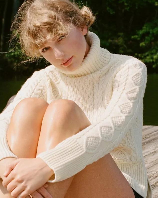 泰勒斯威夫特黑色帽子造型,泰勒斯威夫特发型是怎么剪的