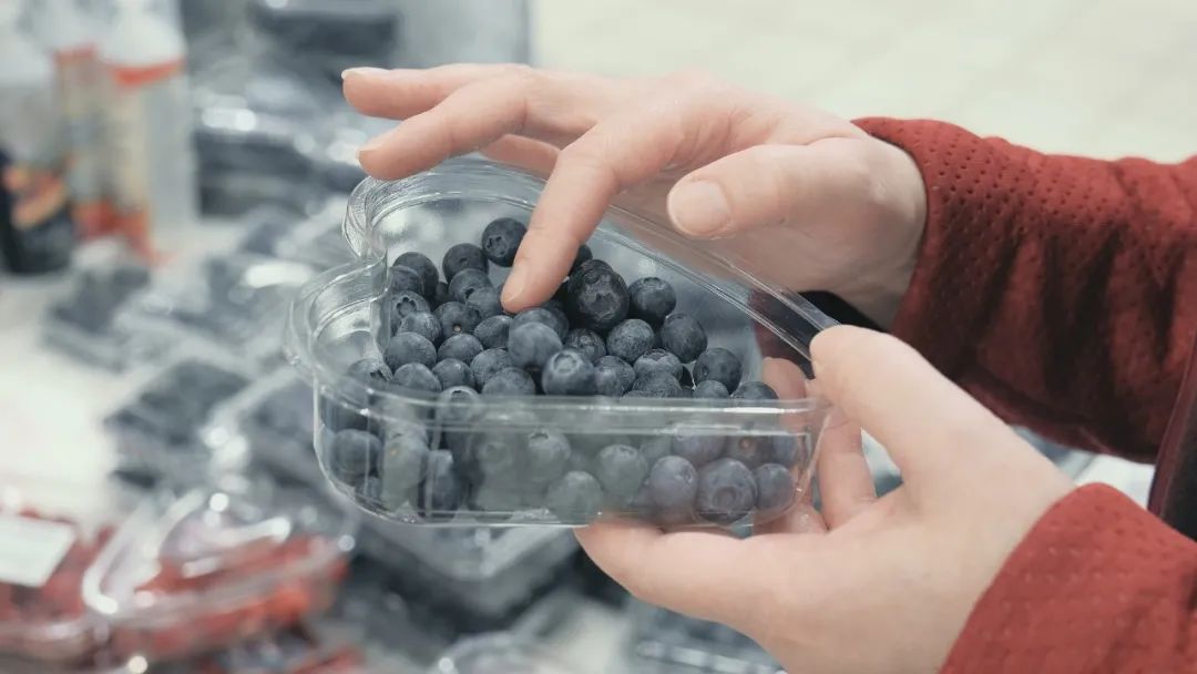 蓝莓每天吃多少量最佳,每天吃一盒蓝莓的好处