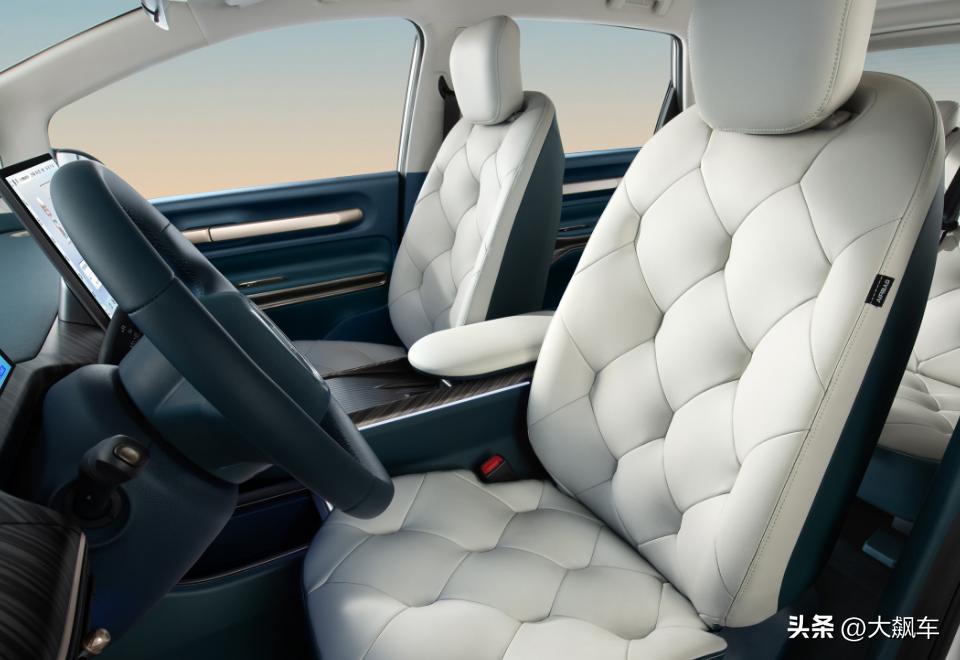 这是一款即将全新上市的，家用纯电动紧凑型车