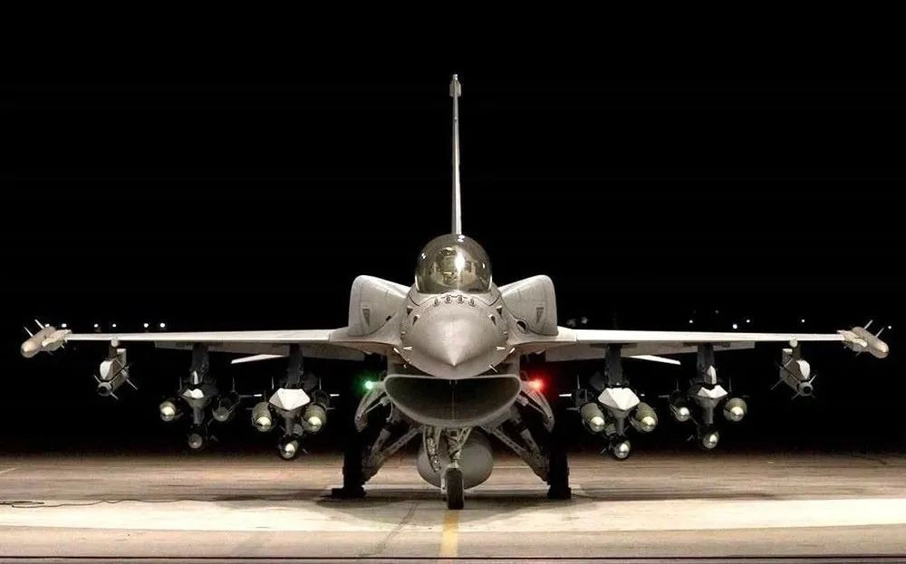 解放军有和f16战机抗衡的吗,f16能打歼20吗