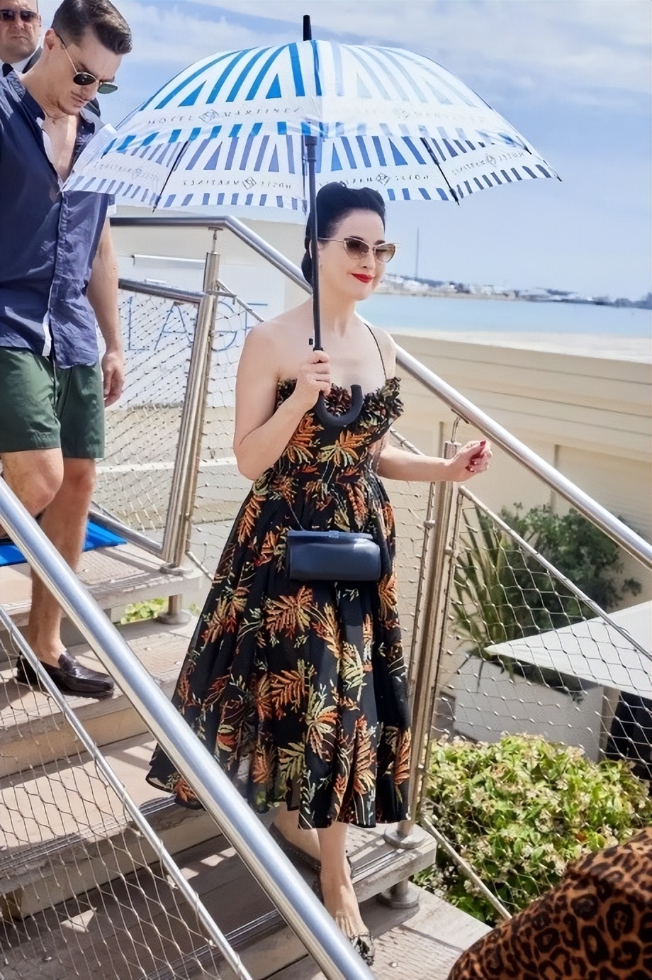 涓栫晫绗竴鑸炲绌跨传鑹茬殑瑁欏瓙,涓栫晫绗竴鑸炲鎯婅壋鍏ㄥ満鍥炴斁